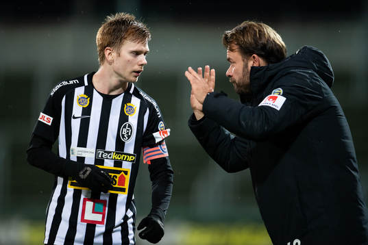 Landskronas tränare Jack Majgaard Jensen ger instruktioner