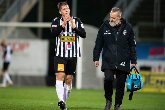 Landskronas Philip Andersson lämnar fotbollsplanen