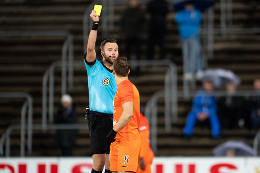 Domare Mirza Kazic varnar AFC Eskilstunas Bajram Ajeti