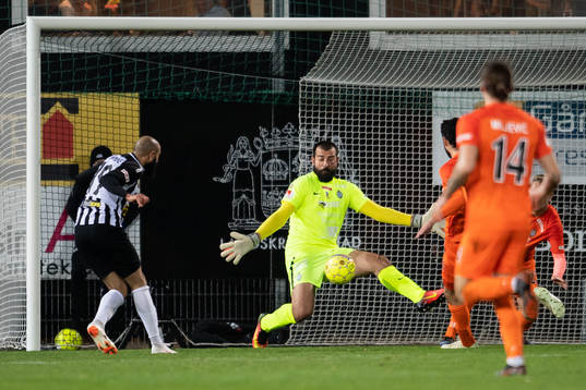 AFC Eskilstunas målvakt Gianluca Curcigör räddning på