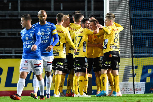 Elfsborgs Frederik Holst jublar med lagkamrater