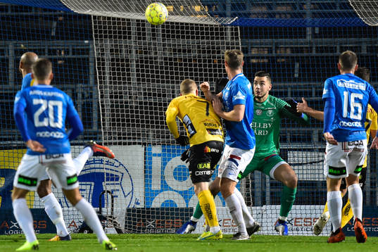 Elfsborgs Daniel Gustavsson nickar in 0-1