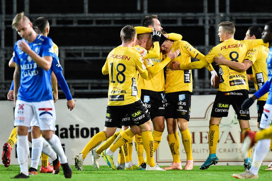 Elfsborgs Joakim Nilsson jublar med lagkamrater