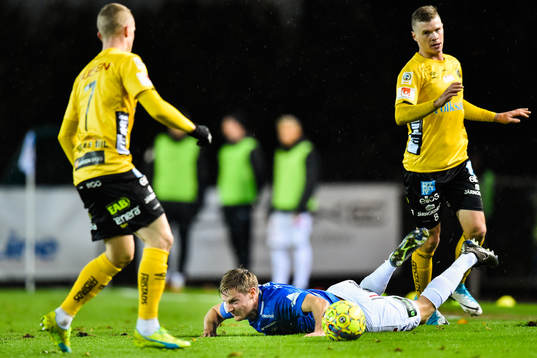 Trelleborgs Anton Tideman faller