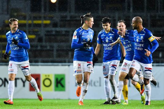 Trelleborgs Isak Jönsson jublar med lagkamrater