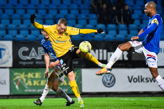 Elfsborgs Daniel Gustavsson och Trelleborgs Salif Camara