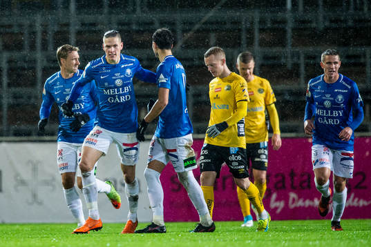 Trelleborgs Isak Jönsson jublar med lagkamraterna