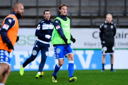IFK Göteborgs August Erlingmark värmer upp innan
