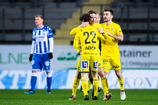 Sundsvalls Linus Hallenius jublar med lagkamrater