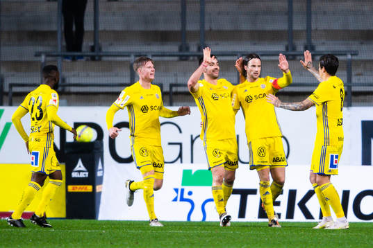 Sundsvalls Linus Hallenius jublar med lagkamrater