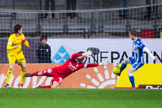 IFK Göteborgs Victor Wernersson räddar skott