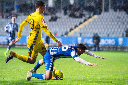 IFK Göteborgs Sargon Abraham faller i straffområdet