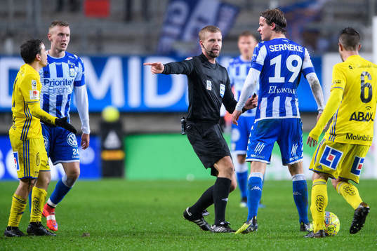 Domare Glenn Nyberg pratar med IFK Göteborgs August