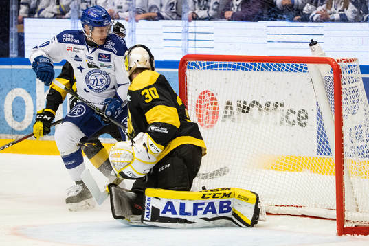 Leksands Tor Immo  och Västerås målvakt Samuel Ersson