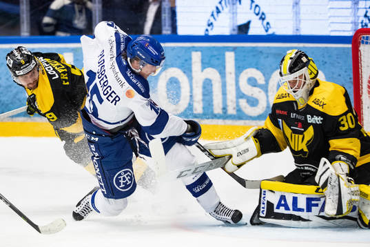 Leksands Johan Porsberger framför Västerås målvakt