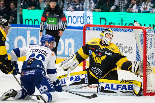 Leksands Tobias Forsberg framför Västerås målvakt