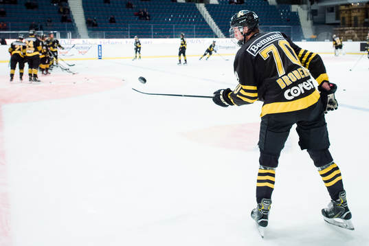 s Philip Broberg innan ishockeymatchen i Hockeyallsvenskan