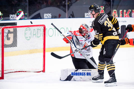 s Anton Holm och Karlskronas målvakt Arvid Holm