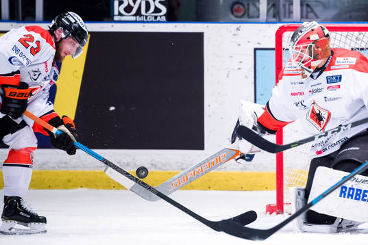 Karlskronas Daniel Norbe och målvakt Arvid Holm