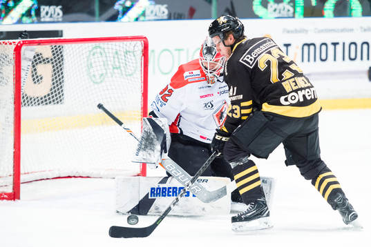 s Fredric Weigel och Karlskronas målvakt Arvid Holm