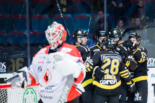 s Jesper Frödén jublar med lagkamrater
