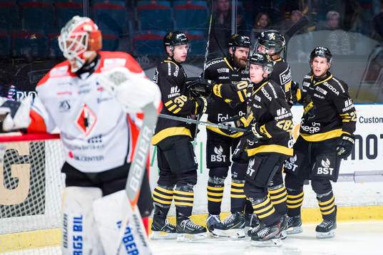 s Jesper Frödén jublar med lagkamrater