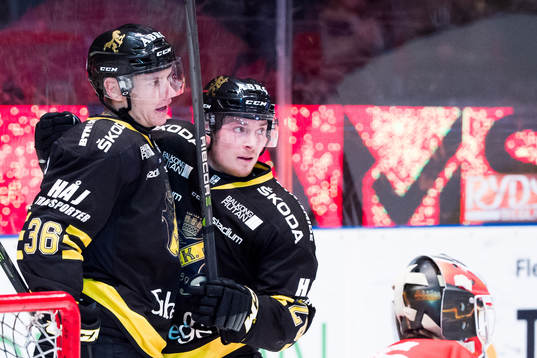 s Anton Holm jublar med lagkamrat Fredric Weigel