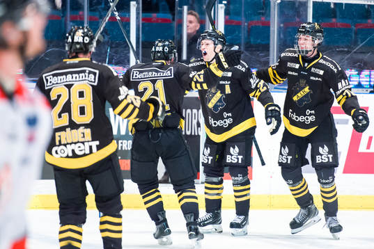 s Eric Castonguay jublar med Philip Broberg, Christian