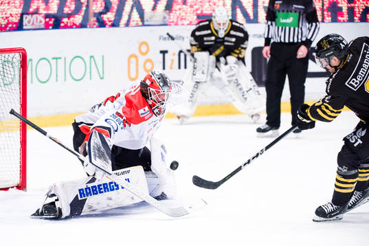 Karlskronas målvakt Arvid Holm räddar en straff