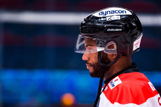 uKarlskronas Drew Paris nder ishockeymatchen i