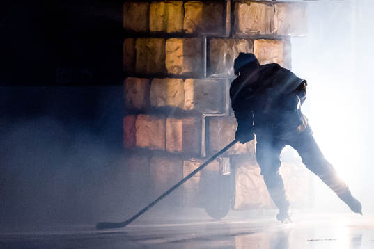 AIK spelare åker in på planen innan ishockeymatchen i