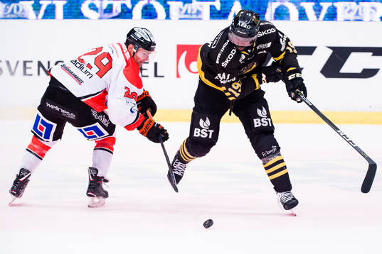 s Daniel Muzito Bagenda och Karlskronas Justin Crandall