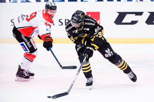 s Daniel Muzito Bagenda och Karlskronas Justin Crandall