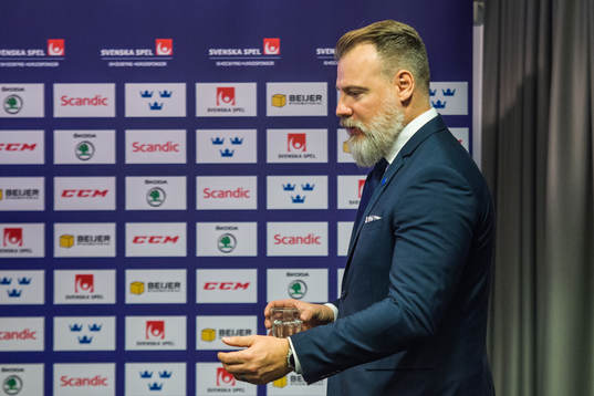 Tre Kronors förbundskapten Rikard Grönborg i en intervju