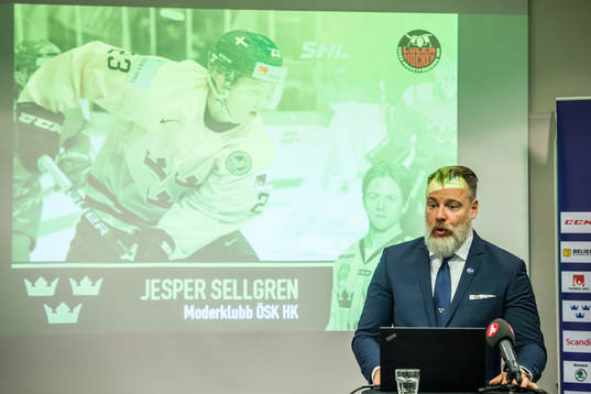 Tre Kronors förbundskapten Rikard Grönborg i en intervju