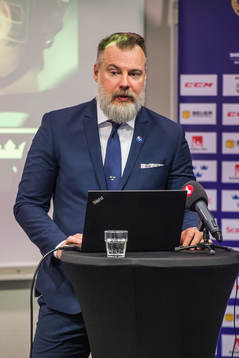Tre Kronors förbundskapten Rikard Grönborg i en intervju