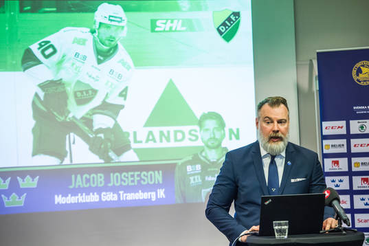 Tre Kronors förbundskapten Rikard Grönborg i en intervju