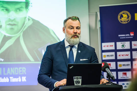 Tre Kronors förbundskapten Rikard Grönborg i en intervju