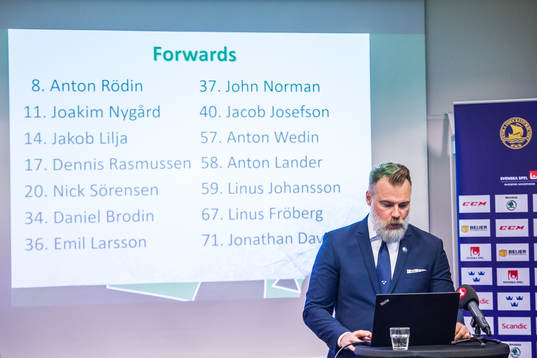 Tre Kronors förbundskapten Rikard Grönborg i en intervju