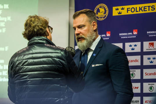 Tre Kronors förbundskapten Rikard Grönborg i en intervju