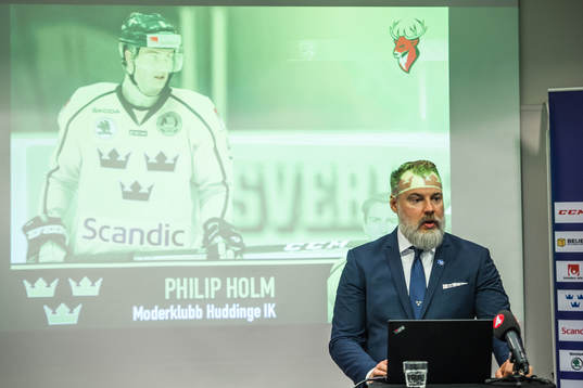 Tre Kronors förbundskapten Rikard Grönborg i en intervju
