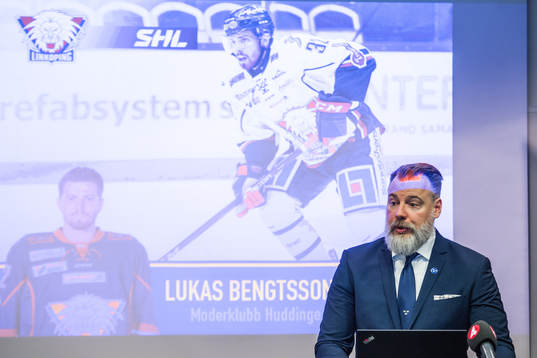 Tre Kronors förbundskapten Rikard Grönborg i en intervju