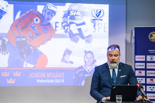 Tre Kronors förbundskapten Rikard Grönborg i en intervju