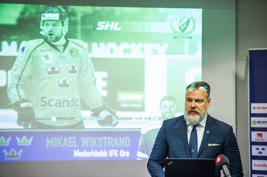 Tre Kronors förbundskapten Rikard Grönborg i en intervju
