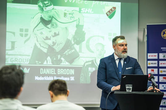 Tre Kronors förbundskapten Rikard Grönborg i en intervju