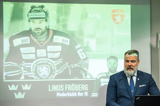 Tre Kronors förbundskapten Rikard Grönborg i en intervju