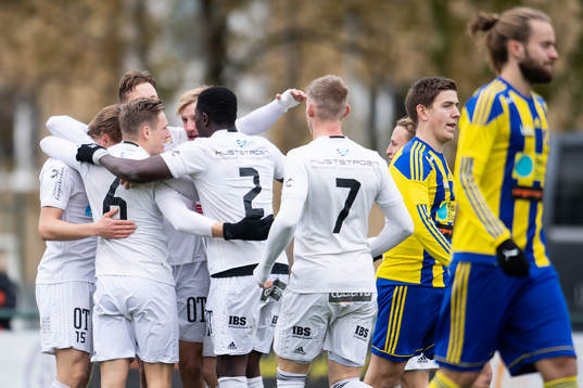 Oskarshamns Emil Skogh jublar medan Eskilsminnes Mathias