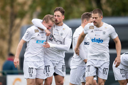 Oskarshamns Emil Skogh och Sonny Karlsson jublar