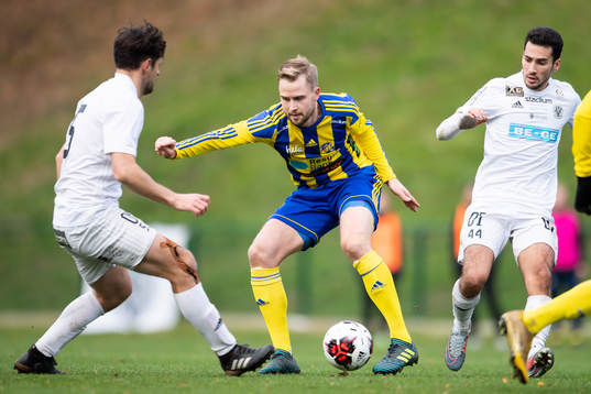 Eskilsminnes Marcus Andersson mellan Oskarshamns Mergim