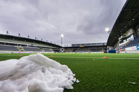 Snöhögar bredvid planen på Gavlevallen